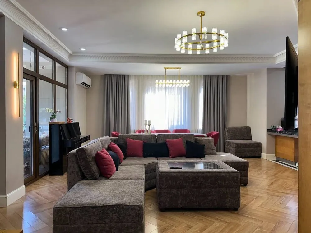 194 м², многокомнатная квартира, 4/7