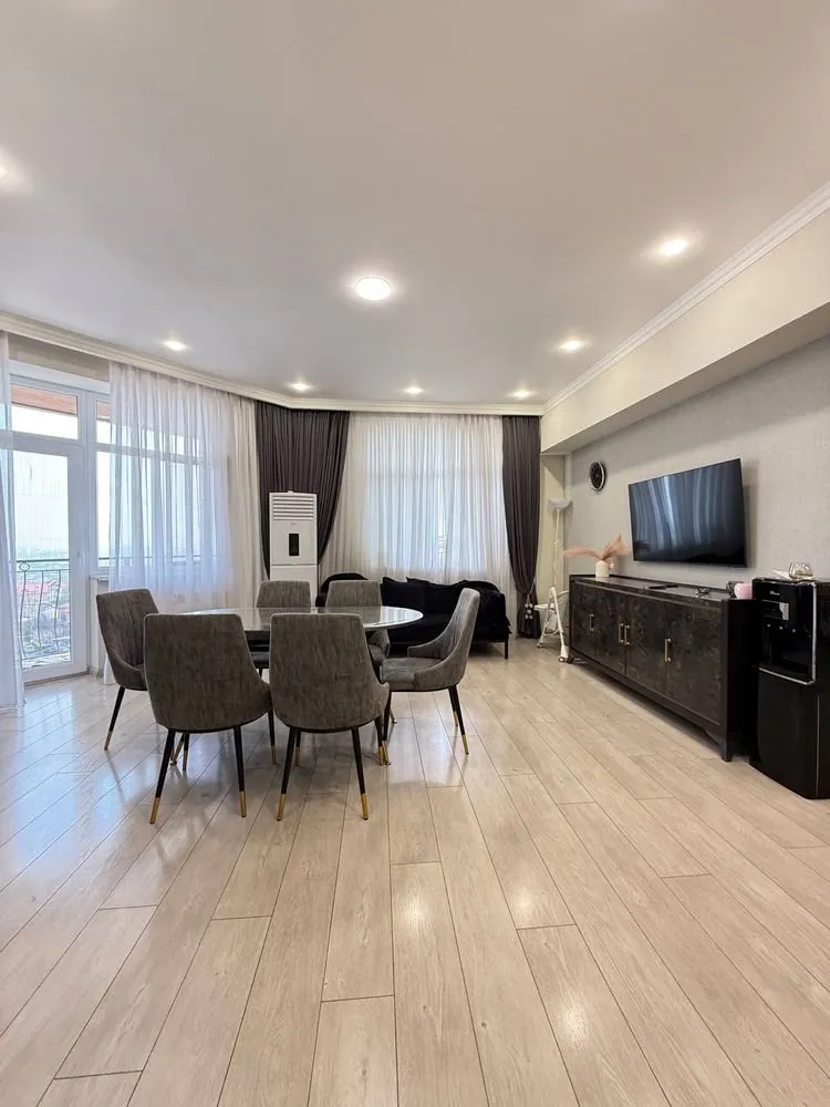 140 м², 2-комн. квартира, 8/9