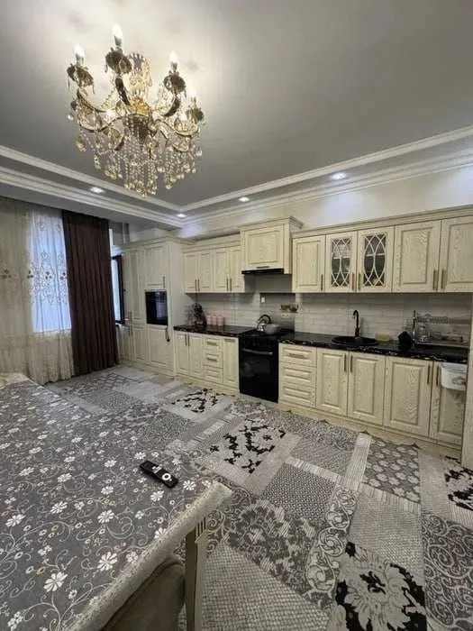 150 м², 4-комн. квартира, 3/8