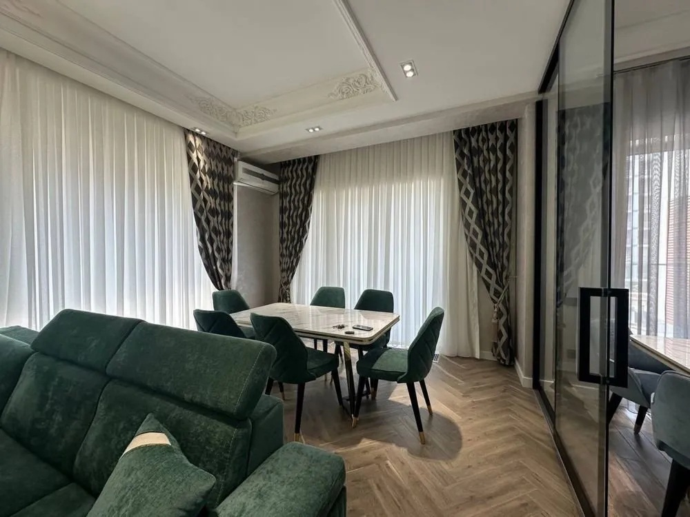 100 м², 3-комн. квартира, 3/8