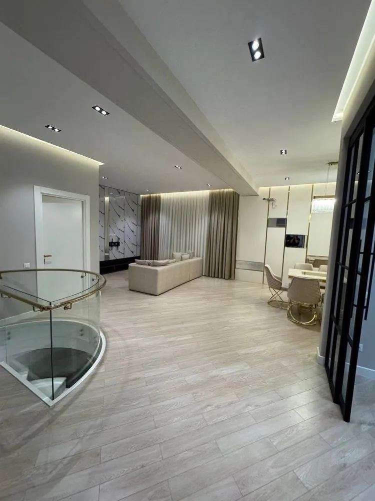 151 m², 5-xonali kvartira, 1/8