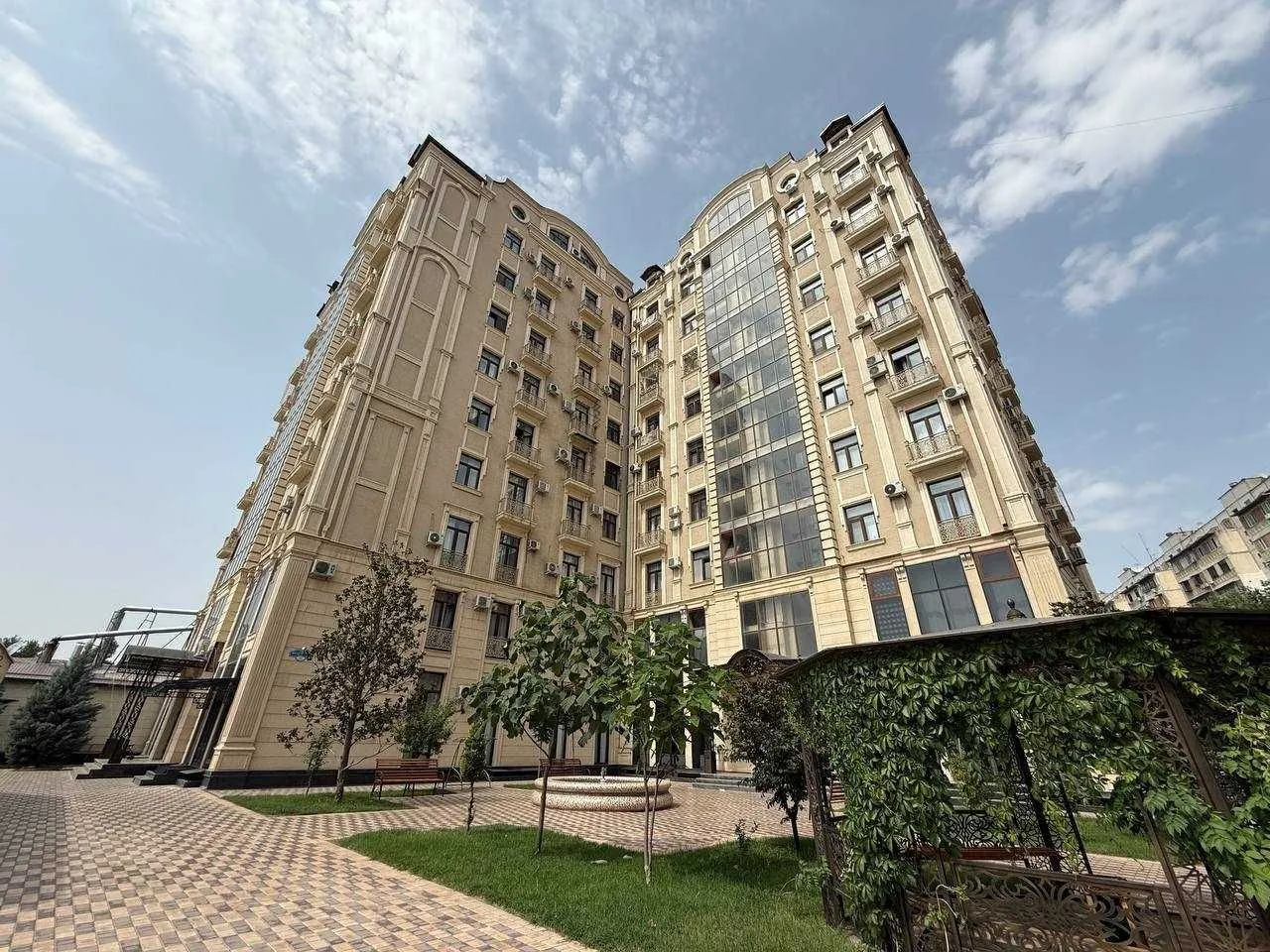 200 м², 5-комн. квартира, 1/10
