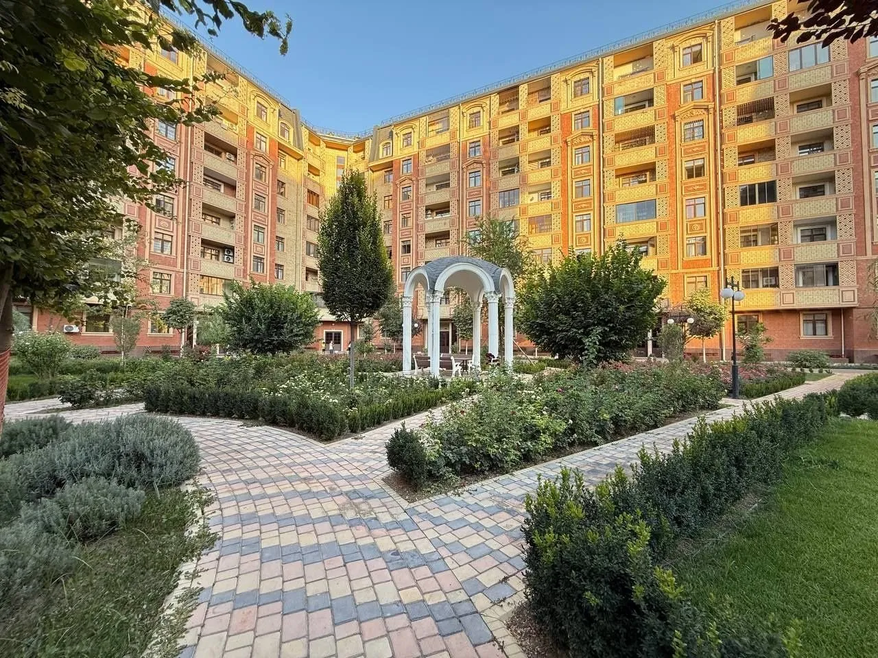 214 м², многокомнатная квартира, 1/8