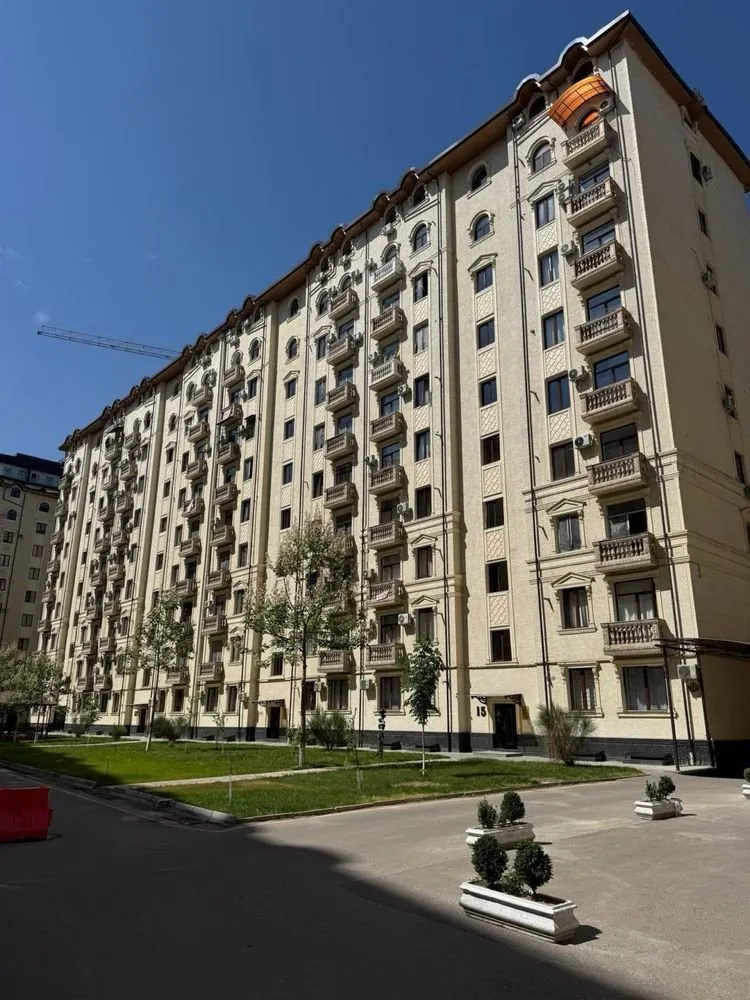 100 м², 3-комн. квартира, 4/10