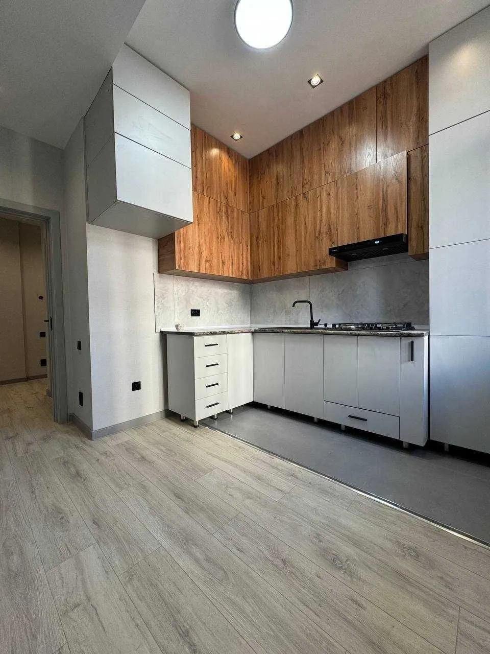 100 м², 3-комн. квартира, 1/10