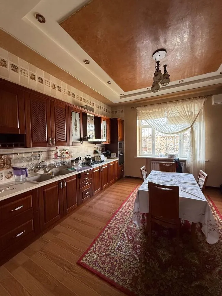 180 м², 4-комн. квартира, 7/7