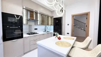 250 м², 5-комн. квартира, 7/8-3