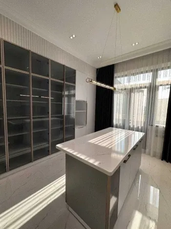140 м², 3-комн. квартира, 4/8-1