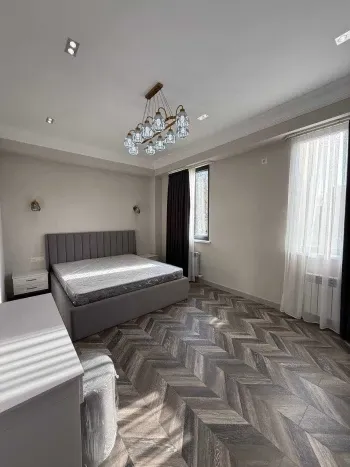 100 м², 3-комн. квартира, 4/8-3