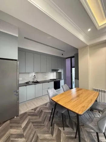 100 м², 3-комн. квартира, 4/8-1