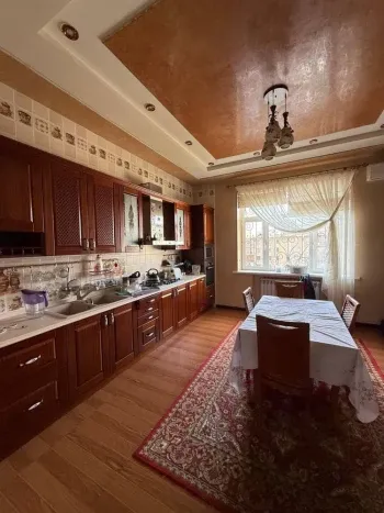 180 м², 4-комн. квартира, 7/7-0